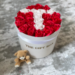 Кутия с рози с буква