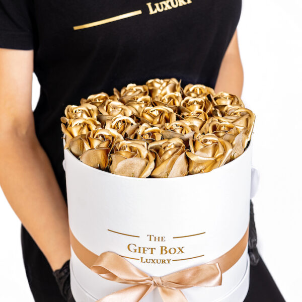 Златни рози в кутия