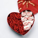Кутия с рози и бонбони