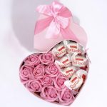 Малка кутия с рози и Рафаело