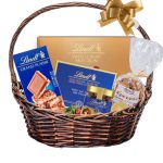 Подаръчна кошница със сладки изкушения