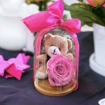 Мече с вечна роза в стъкленица