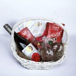 Великденска кошница в червено