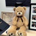 Голям плюшен мечок с шапка