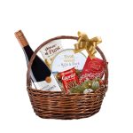 Коледна подаръчна кошница с бяло вино