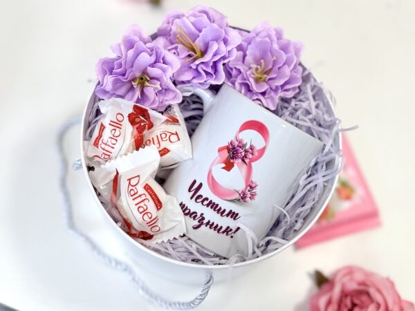 Подарък за 8-ми Март в лилаво