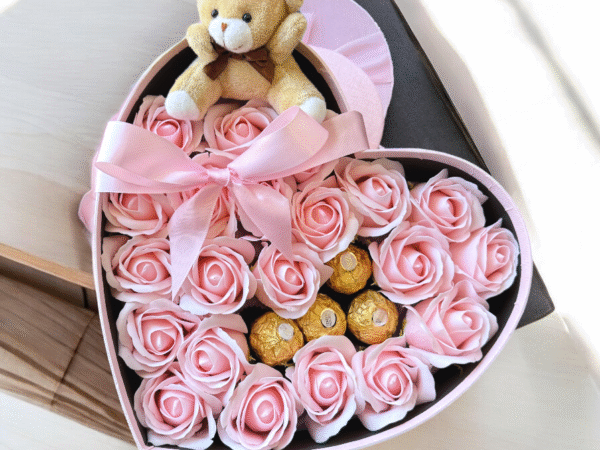 Кутия със сапунени рози