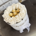 Кутия с рози и бонбони