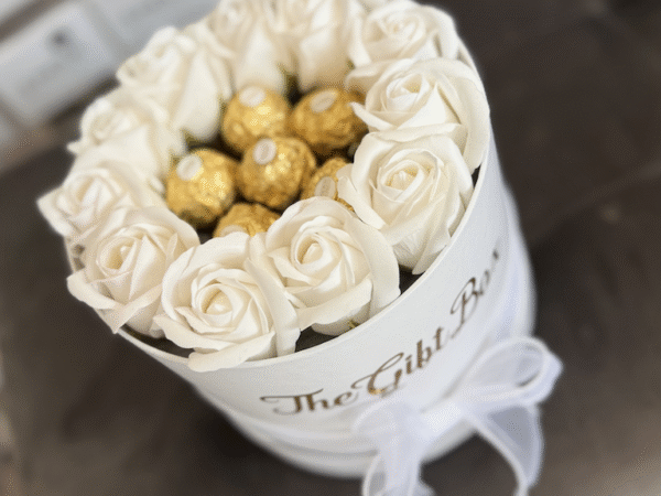 Кутия с рози и бонбони