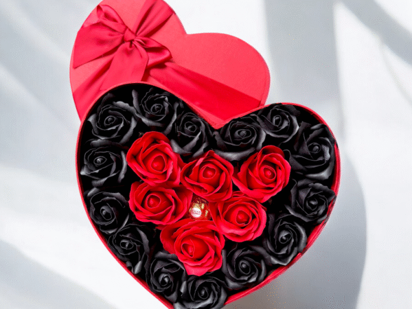 Кутия сърце с рози